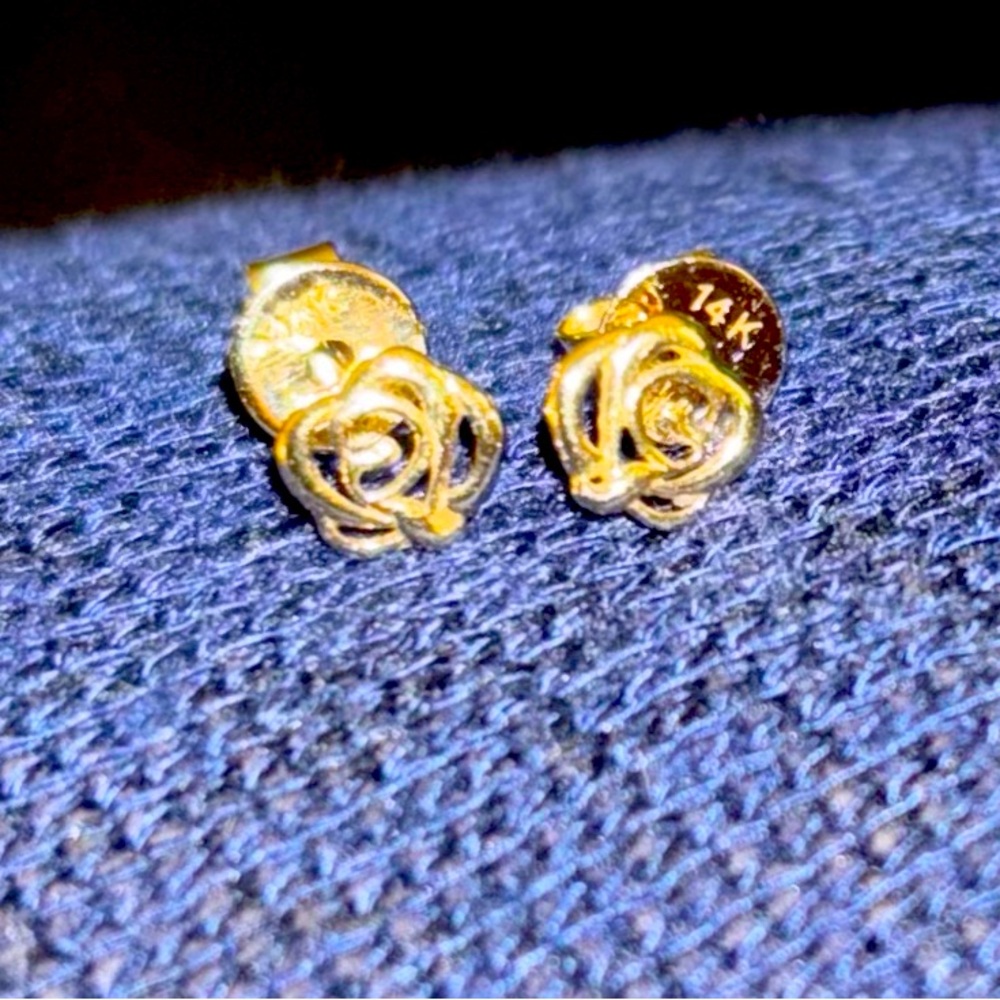14 K yellow gold rose shaped earrings